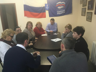 Константин Лекомцев обсудил с жителями Кировского района вопросы благоустройства дворовых территорий